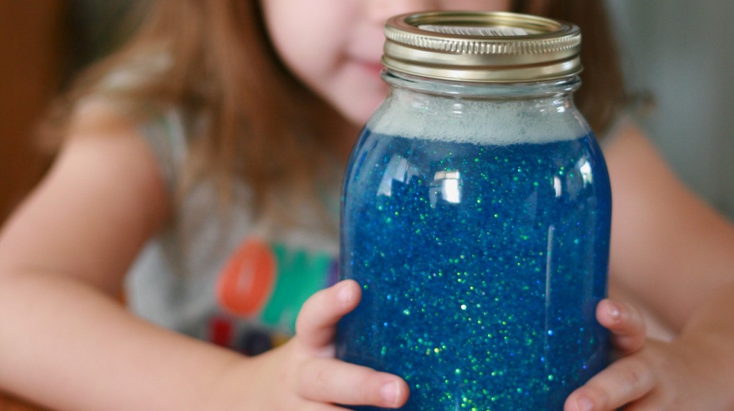 La bottiglia della calma della Montessori fatta in casa. bella da  provare! Occorrente: Bottiglia di plastica Perline …